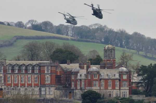 06 January 2021 - 15-01-23
And then off down Old Mill Creek
-------------------------
Royal Navy Merlin helicopters ZJ118 & ZJ132